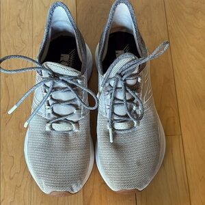 New Balance Women’s ROAV